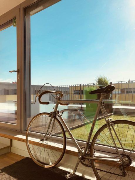Rennrad vor Fensterfront der Werbeagentur seitenwind Regensburg