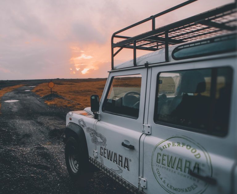 Gewara Landcruiser auf Schotterpiste