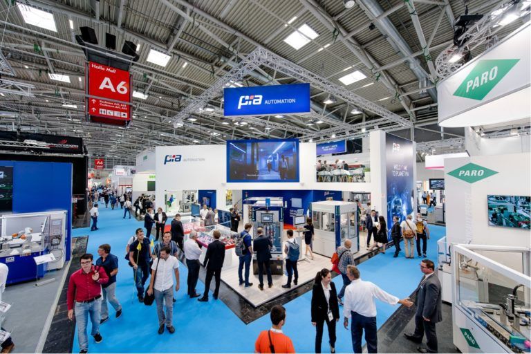 PIA Automation Messeauftritt mit Menschen