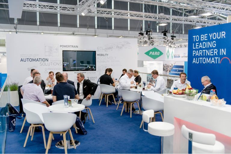 PIA Automation Messeauftritt mit Menschen