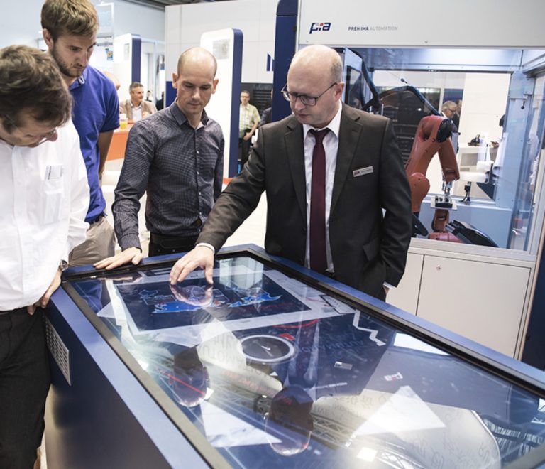 Besucher auf Messestand PIA Automation