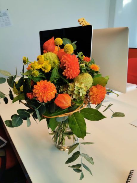 Blumenstrauß auf Schreibtisch