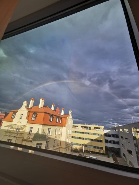 Regenbogen aus seitenwind-Fenster fotografiert