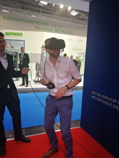 Tobias Schweinitz auf Messe mit VR-Brille