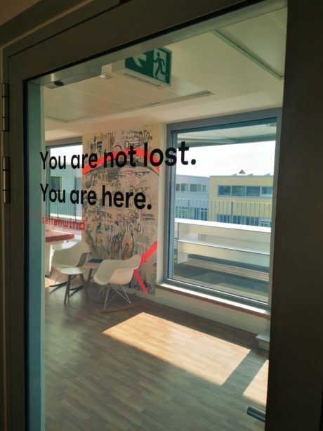 Fensterbeklebung seitenwind Eingangstüre