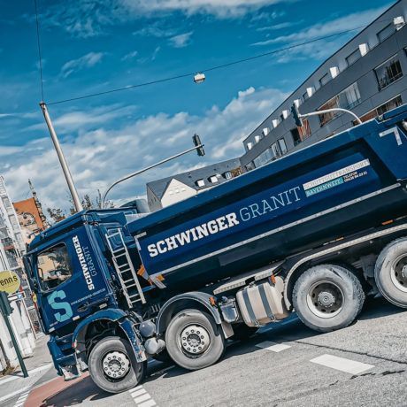 Schwinger Granit Fahrzeug mit Logodesign