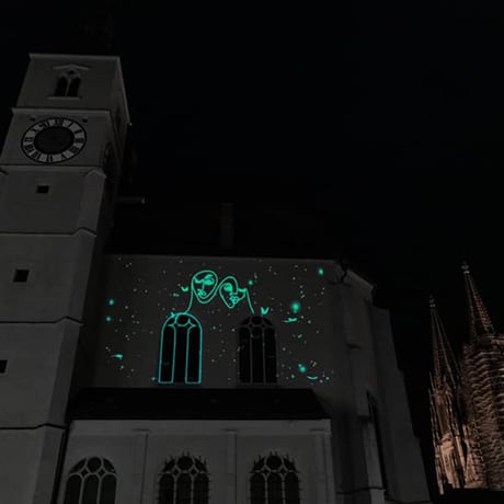 Artención Logo projeziert auf Neupfarrkirche
