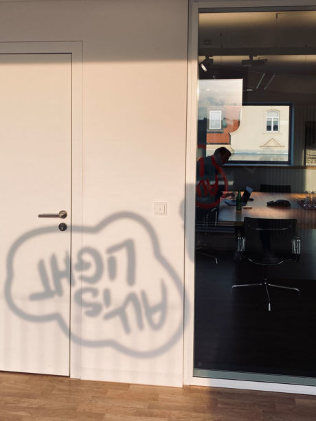 Fensterbeklebung wirft Schatten