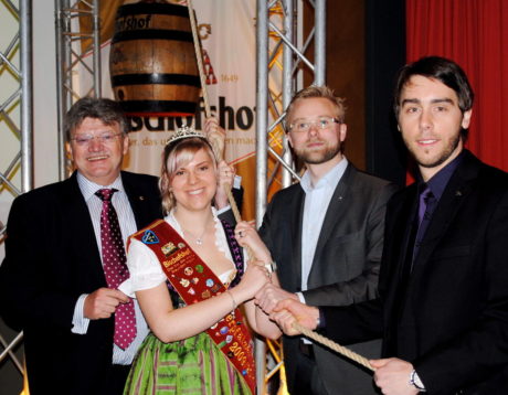 Bischofshof Bierkönigin mit Philipp Meixner und Tobias Schweinitz